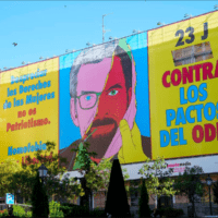 Lona en la Plaza de Pedro Zerolo de Madrid, que advierte sobre los pactos del Odio entre Vox y PP, y de la que la Junta Electoral ha ordenado que se retire la palabra 'Vota'. Foto: AVAAZ.ORG