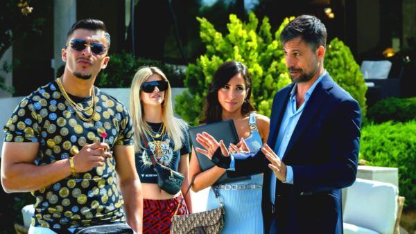 A la derecha, el actor Hugo Silva en un fotograma de la serie 'Marbella'. Foto: Movistar +