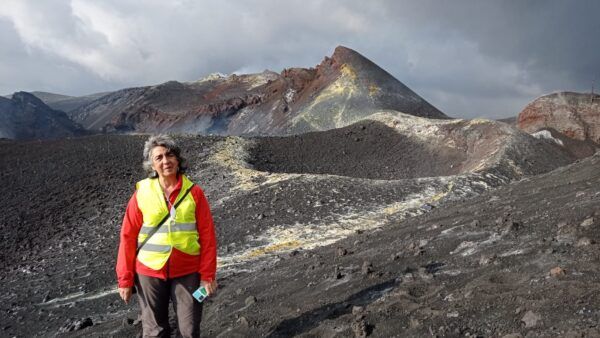 La directora del Instituto Geológico y Minero de España, Ana María Alonso Zarza, en el volcán de Tajogaite, en la isla de La Palma.