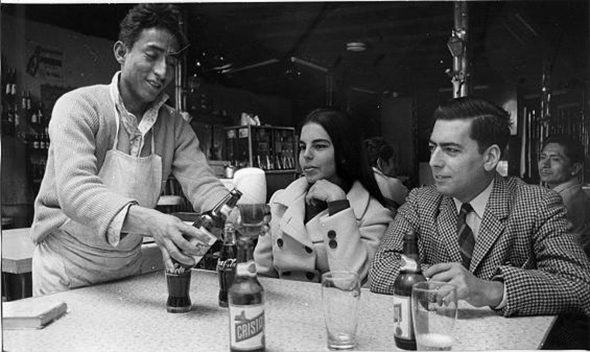 Mario Vargas Llosa y Patricia Llosa en el bar limeño La Catedra en 1969