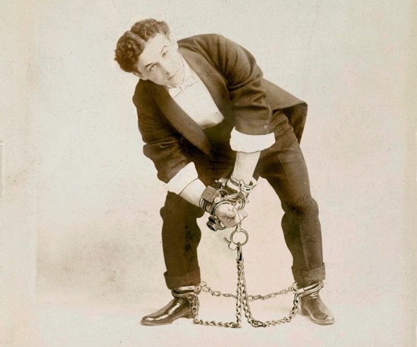 Houdini encadenado.