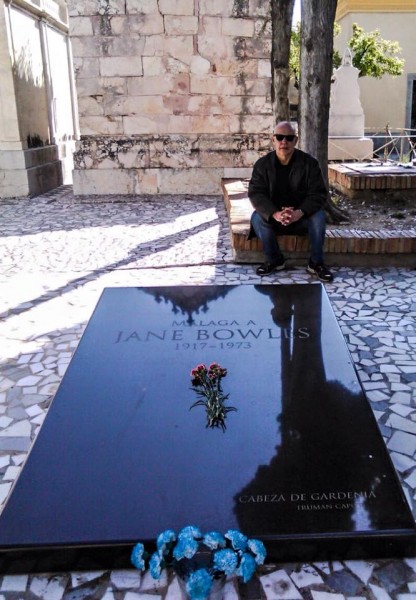 El autor en la remozada tumba de Jane Bowles, en Málaga @ Antonio García Maldonado