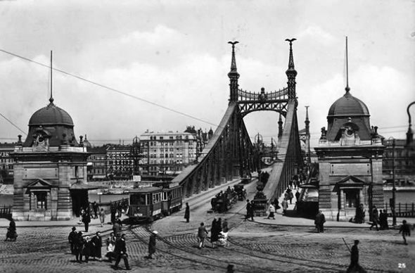 El Puente de la Libertad de Budapest a principios de siglo. Fotografía de la web verbudapest.com que ayuda a viajeros de todo el mundo a conocer la ciudad.