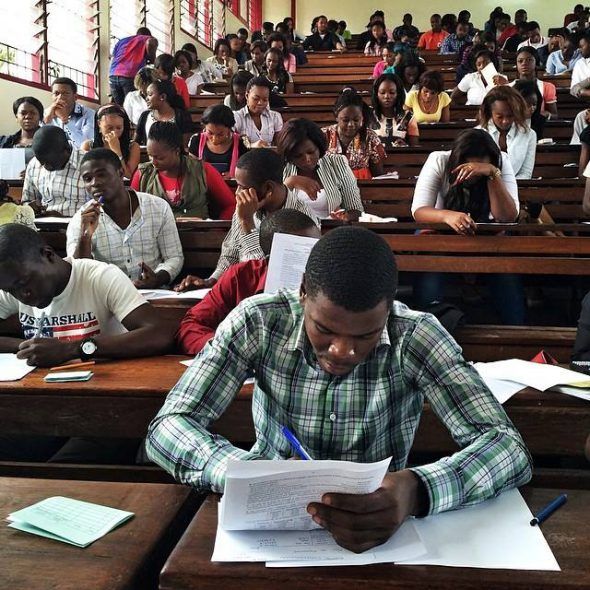 Estudiantes haciendo un examen en la Universidad Protestante de Kinshasha, República Democrática del Congo. Foto: Jana Asenbrennerová / Everyday Africa.
