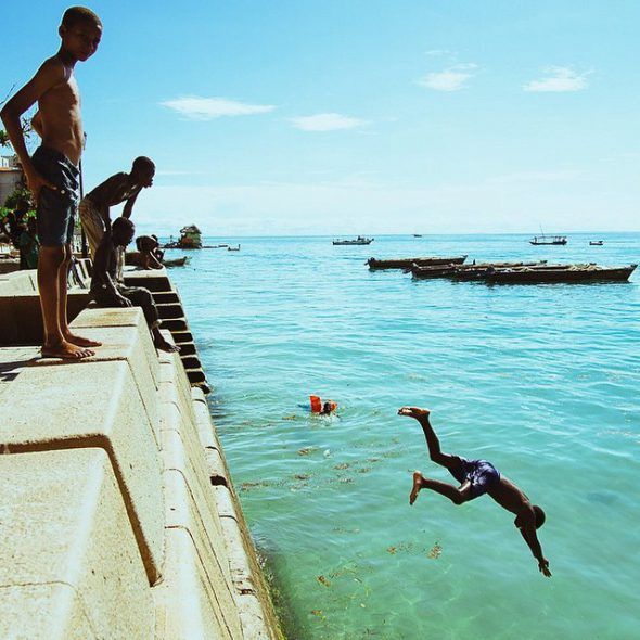 Niños jugando en la costa de Zanzíbar. Foto: Sam Box / EverydayAfrica.