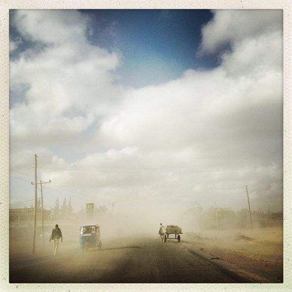 Tormenta de arena en la carretera de Meki Town, Tanzania. Foto: Guillaume Bonn / EverydayAfrica