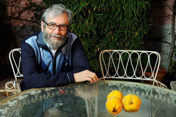 El escritor Antonio Muñoz Molina en su casa de Madrid. Foto: Roberto Villalón. 