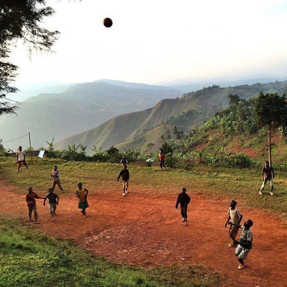 Niños jugando al fútbol mientras anochece en un pueblo del sur de Kivu, RDC.  Foto: Jana Asenbrennerová / EverydayAfrica.