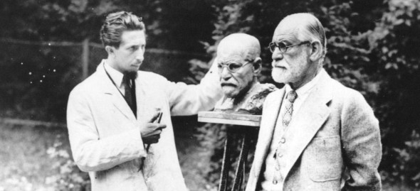 El escultor Oskar Nemon trabajando en el busto de Freud. Foto: Freud Museum London. 