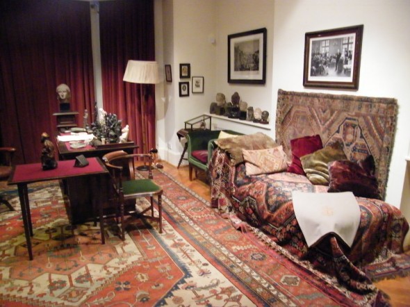 El diván de Freud en el museo que se ha abierto en la última casa donde vivió en Londres. Foto: Freud Museum London.