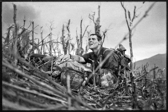 Hill 881, Vernon Wike, oficial médico de los Marines de Estados Unidos, con un camarada moribundo, cerca de Khe Sanh; Vietnam del Sur, 30 de abril de 1967. © Dotation Catherine Leroy. 
