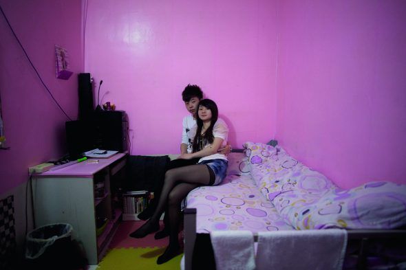 Jiang Ying, de 24 años, camarero del interior de Mongolia, y su novia, Li Ying, 23 años, oficinista de la provincia de Jiangxi; 2011. © Sim Chi Yin. Cortesía VII photo agency. 