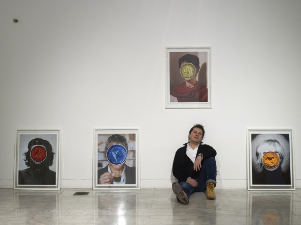 El artista Carlos Torio con parte de su obra en el Instituto Europeo de Diseño de Madrid. Foto: Luis Asín. 