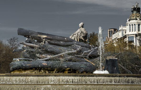 'Cibeles profanada', fotomontaje realizado por José Manuel Ballester con algunos de los árboles talados en el Paseo del Prado y la fuente de la Cibeles.