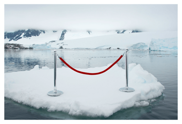 Fotografía de la serie Antártica. Gray Malin soñó la imagen de ponerle un cordón de seguridad a la Antártida. Viajó hasta allí, lo hizo y lo fotografió. 