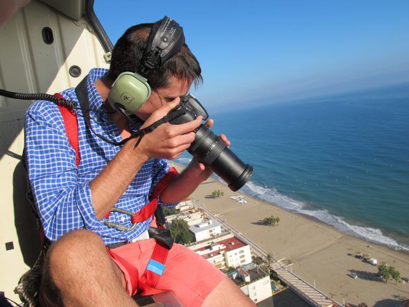 El fotógrafo en el helicóptero durante la sesión realizada en Tarragona el pasado octubre. Foto: Manuel Cuéllar. 