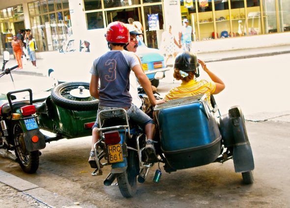 Las motos con sidecar son otro de los medios de transportes preferidos en la isla. Foto: Ana Esteban.