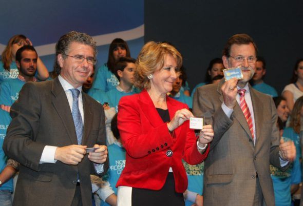Esperanza Aguirre flanqueada por Francisco Granados y Mariano Rajoy. Foto: Partido Popular / Creative Commons.