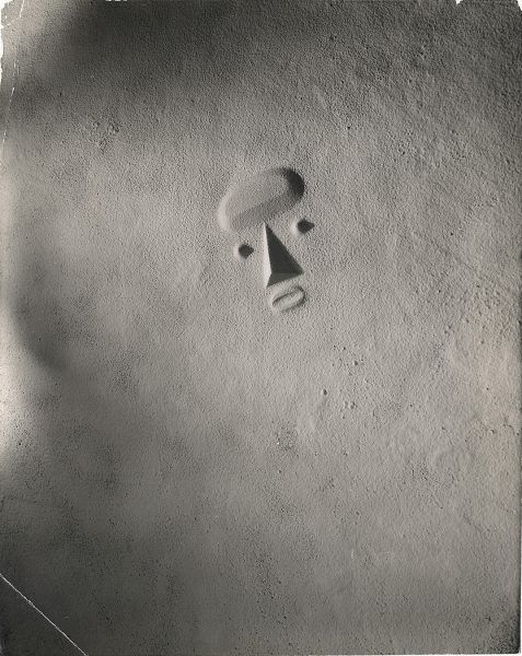 Isamu Noguchi. Escultura para ser vista desde Marte,1947 Arena. Maqueta Fotografía: Soichi Sunami Cortesía de The Noguchi Museum, Nueva York