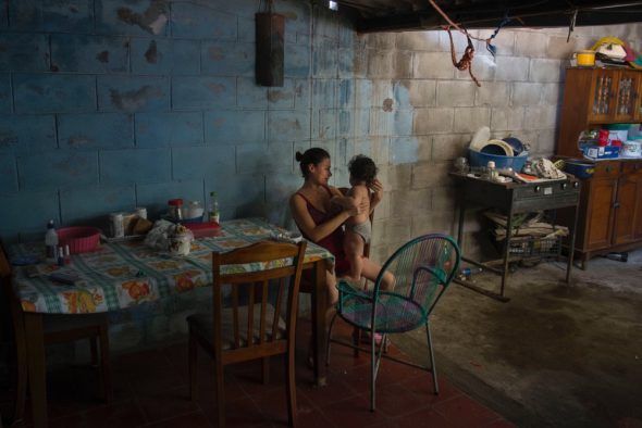 Siomara Castro, 18 años: “Mi hijo enferma a menudo con diarreas y vómitos por culpa del agua sucia”. (Nueva Esperanza, Nejapa, El Salvador) ©Calamar2/ Pedro ARMESTRE