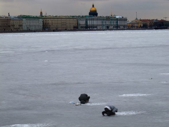 Pescando sobre el río Neva en San Petersburgo con El Hermitage al fondo. Foto: J.Barandica / 