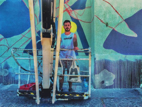 El artista argentino Pastel en la cesta de la grúa en la Font de la Pólvora de Girona. Foto: Manuel Cuéllar. 