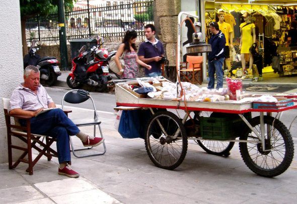 Vendedor ambulante en Atenas. Foto: Ana Estéban.
