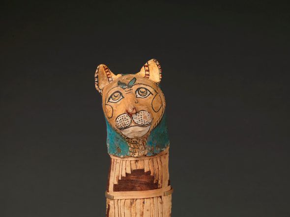 Momia de gato de lino y cartonaje policromado. 664-332 a.c. Periodo Ptolemaico.