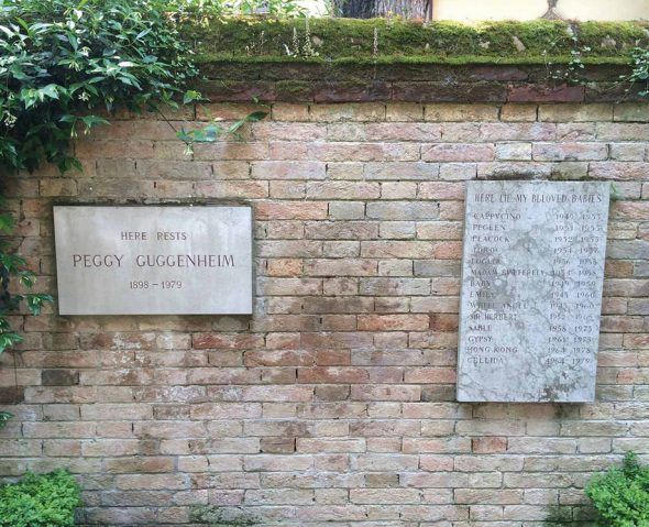 La tumba de Peggy Guggenheim en Venecia junto a la de sus perritos. 