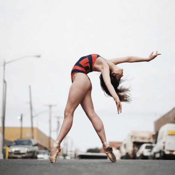 Fotografía tomada el Día Nacional de la Danza en Estados Unidos. La bailarina es Brittany Cavaco y la foto se tiró en Bushwick/Williamsburg