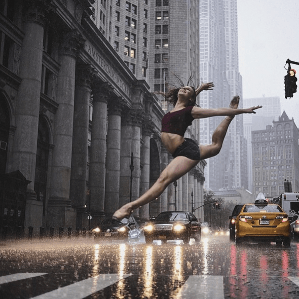 "Cuando empieza a llover y tu bailarina te dice. "Está bien, sigamos". La bailarina es Mari Sharpe. Fotografiada en el New York City Hall. Foto: Omar Z. Robles. (Pincha en la imagen para ir a Instagram). 