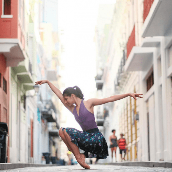 La bailarina Vianca E. Palacios en el Viajo San Juan, Puerto Rico. Foto: Omar Z. Robles. (Pincha la imagen si quieres ir a Instagram).