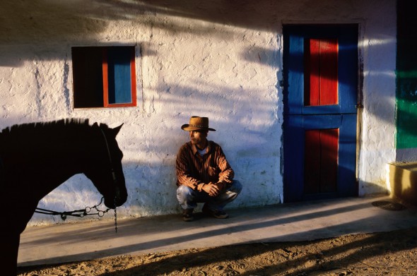Un cosechador de café espera por sus trabajadores. La Esperanza. Colombia, 2004. 
