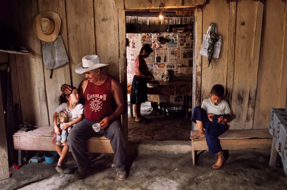 Una escena familiar en La Fortuna, Honduras, 2004. Foto: Steve McCurry.