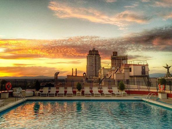 Atardecer en la ciudad de Madrid desde la piscina de un hotel. Foto: Manuel Cuéllar. 