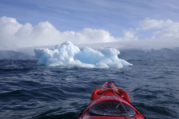 Extrañas tomas en las que las nubes se confunden con el hielo en la Antártida. Foto: Andoni Canela. 