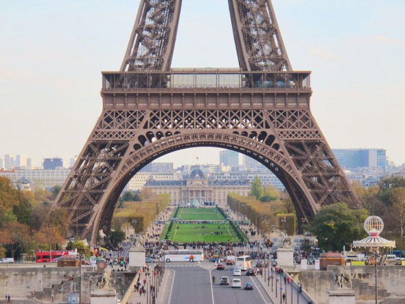 La base de la Torre Eiffel en París. Foto: Manuel Cuéllar.