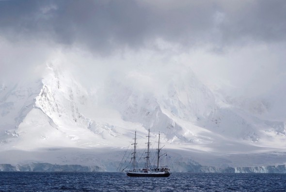 Durante el viaje, el fotógrafo tuvo oportunidad de contemplar paisajes alucinantes como este en la Antártida. Foto: Andoni Canela.