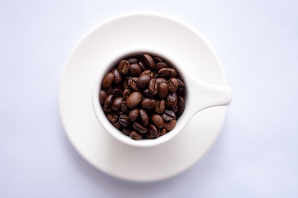 Taza con granos de café. Foto: Pixabay.
