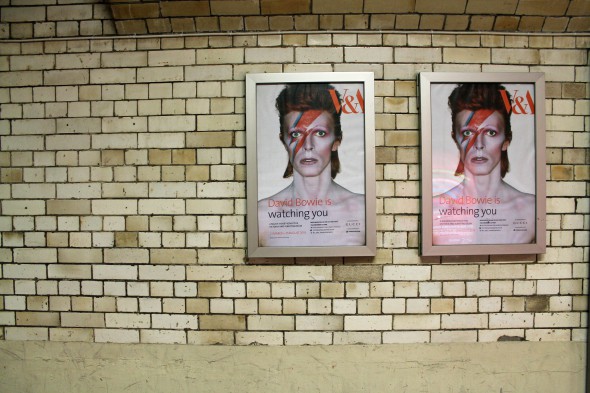 Carteles de la exposición sobre Bowie en Londres. Foto: Sarah Stierch
