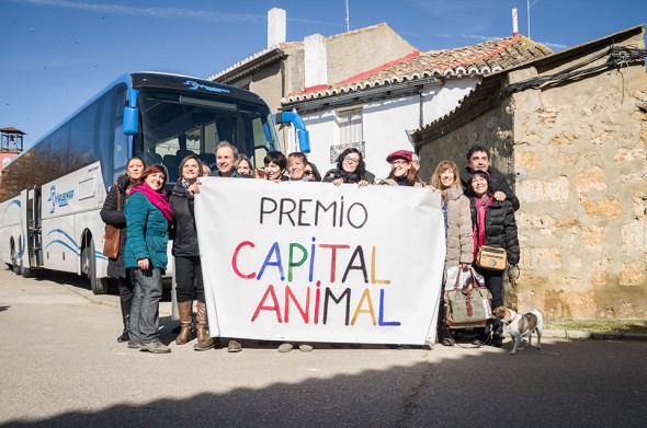 Varios de los artistas que viajaron al pueblo de Trigueros del Valle a entregar el primer premio Capital Animal.