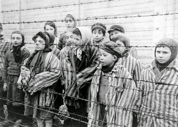 Niños en el campo de concentración de Auschwitz.