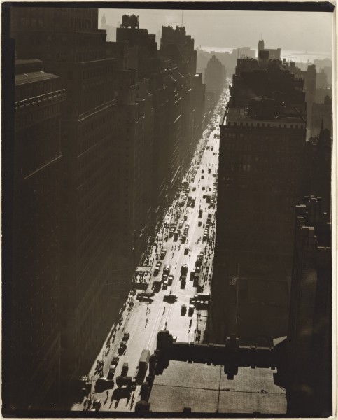 La séptima avenida mirando hacia el sur desde la calle 35. Manhattan. Nueva York. Foto: Abbott, Berenice. 1935.