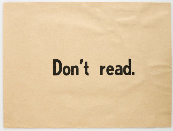 Ulises Carrión. 'Don't Read, 1975). Impresión sobre papel. Colección particular. 