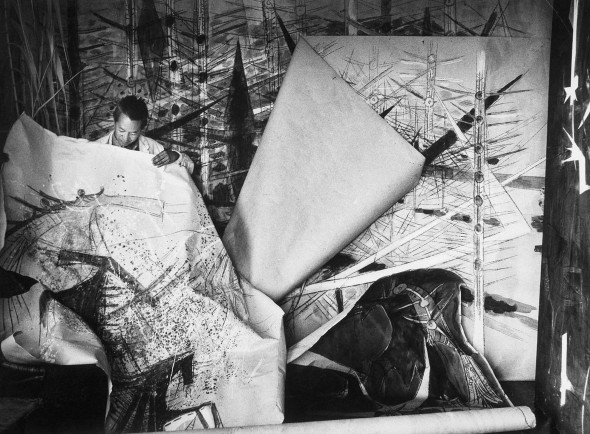 Wifredo Lam ante una de sus obras de la serie Brousses en su taller de Albissola, 1963. Foto: Archivos SDO Wifredo Lam.