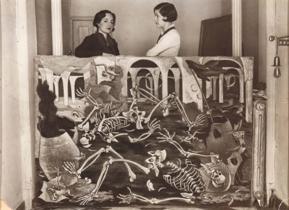 Maruja Mallo con Josefina Carabias, apoyada sobre su óleo Antro de fósiles, Madrid, 1931. Guillermo de Osma, Madrid.