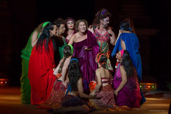 Estrella Morente, en el centro, con todo su coro de mujeres en 'Lisístrata'. Fotografía de Jero Morales.
