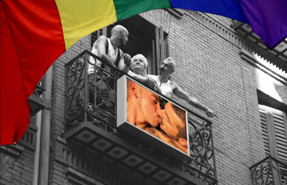 Alexis W., el primero por la izquierda en uno de los balcones de la calle Pelayo de Madrid en las que cuelga su series llamadas 'La ventana indiscreta'.