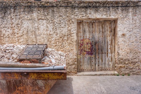 Una puerta decorada en el pueblo de Fanzara. Foto: Manuel Cuéllar.