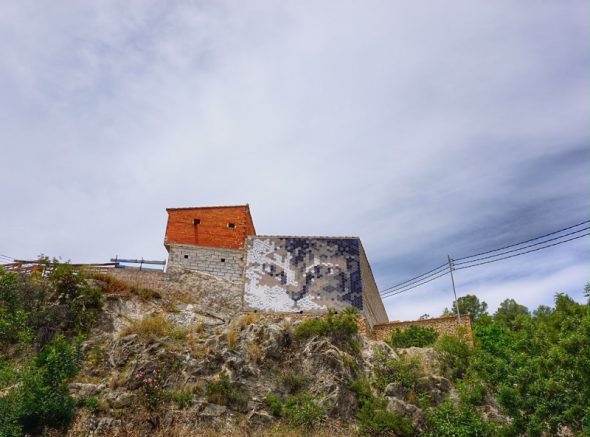 Piezas hexagonales sirven para formar la imagen de un gatito en un edificio de Fanzara. Foto: Manuel Cuéllar.